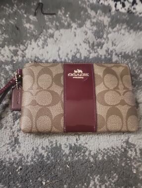 Coach Signature Canvas Wristlet with Burgundy Patent Stripe NWOT.